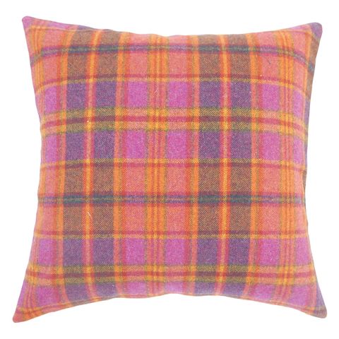 <p>A pop of hot pink makes this plaid extra-cool.($55; <a href="http://www.thepillowcollection.com/pattern/plaid/p18-d-61166-132-w100.html" target="_blank"><u data-redactor-tag="u" data-tracking-id="recirc-text-link">thepillowcollection.com</u></a>)<strong data-verified="redactor" data-redactor-tag="strong"><a href="http://www.redbookmag.com/home/decor/advice/g1049/bathroom-decorating-ideas/"></a></strong></p>