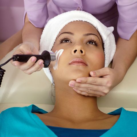 Skin, Eyelash, Personal grooming, Nail, Audio accessory, Makeover, Hearing, Cosmetics, Makeup brushes, Hair dryer, 
