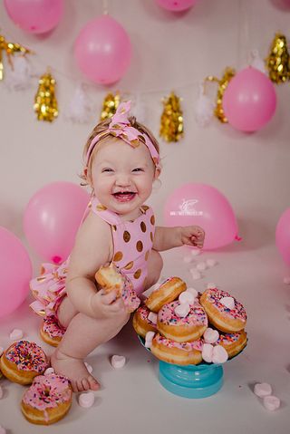 Human, Sweetness, Party supply, Pink, Happy, Balloon, Dessert, Facial expression, Baked goods, Child, 