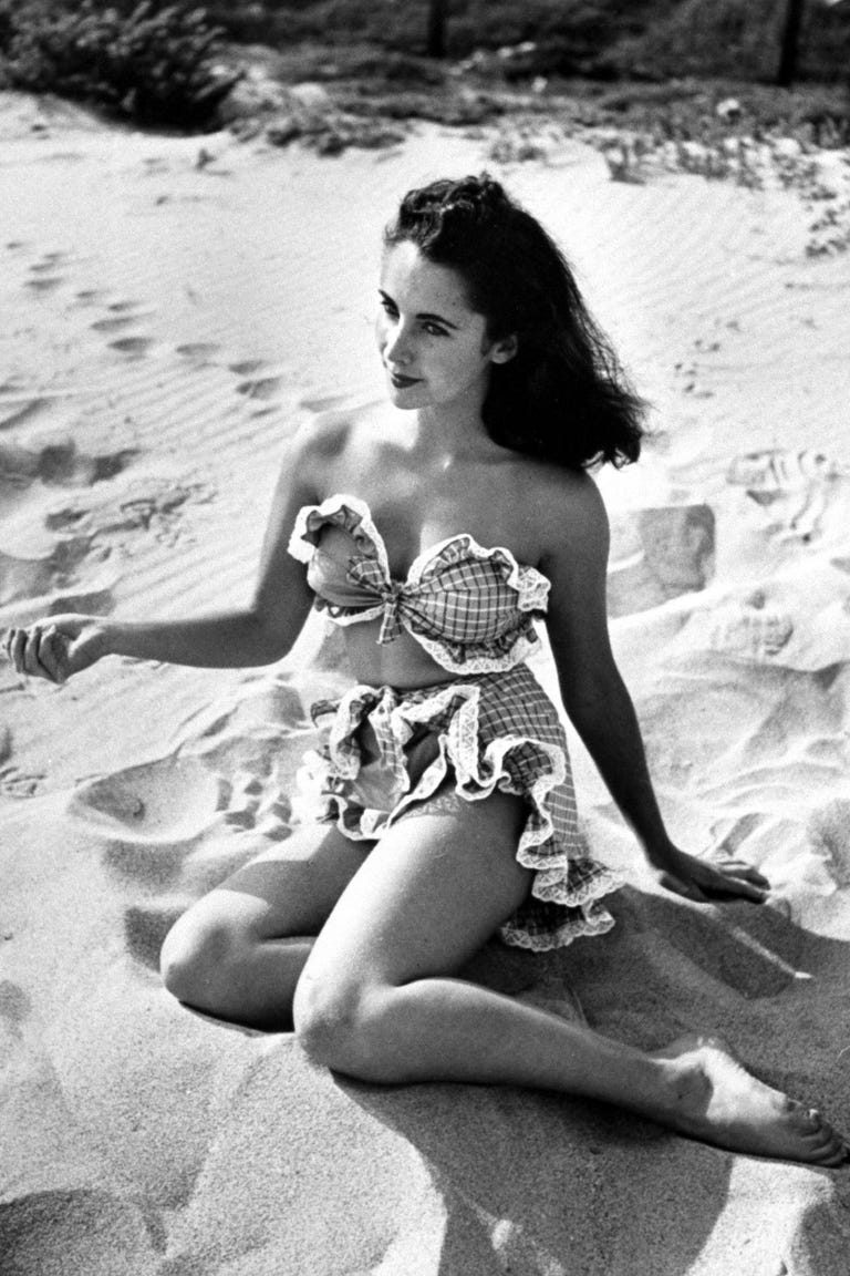 A young liz taylor posing nude A young liz taylor posing nude