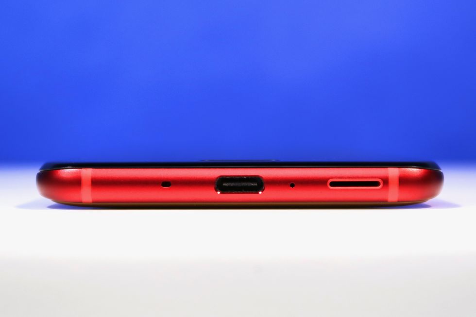 Red, Gadget, Display device, Magenta, Technology, Line, Electric blue, Communication Device, Portable communications device, Carmine, 