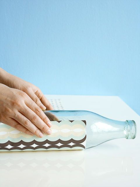 wrapping bottle with wrapping paper