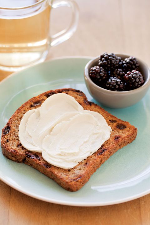 Toasted raisin bread with goat cheese and berries