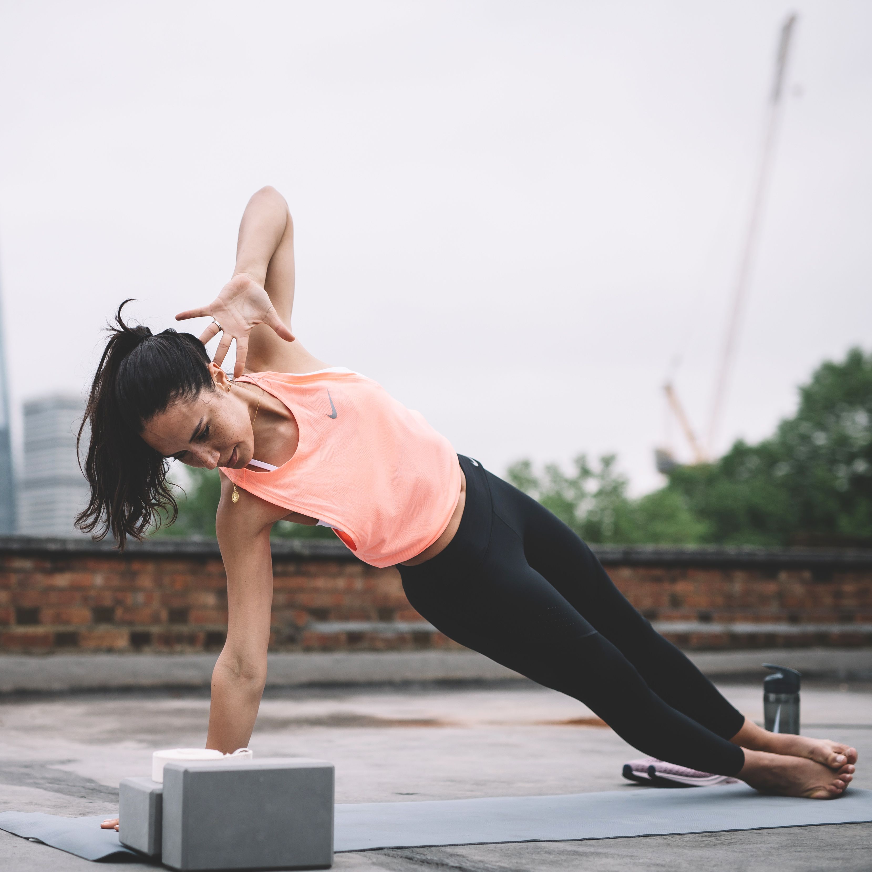 Slim dedicated yogi girl standing on the mat in Lunge with Arm Extended Up  yoga pose. Yoga studio interior. photo – Stretching Image on Unsplash