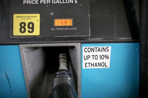 PEMBROKE PINES, FL - 15 NOVEMBRE : Des pompes à essence avec un panneau indiquant que l'essence contient jusqu'à 10 % d'éthanol sont vues à la station-service Victory le 15 novembre 2013 à Pembroke Pines, en Floride. Aujourd'hui, l'Agence fédérale de protection de l'environnement a annoncé une proposition visant à assouplir une exigence annuelle concernant l'éthanol dans l'essence. (Photo de Joe Raedle/Getty Images)