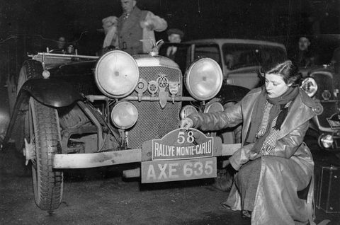 Woman cecking number plate of her car befor the Monte Carlo Rally. London. Phtography. January 21st 1935.  (Photo by Austrian Archives (S)