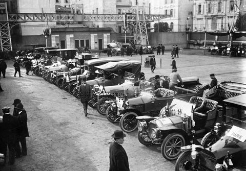 UNSPECIFIED - CIRCA 1912:  Monte-Carlo rally start. 1912.  (Photo by Branger/Roger Viollet/Getty Images)