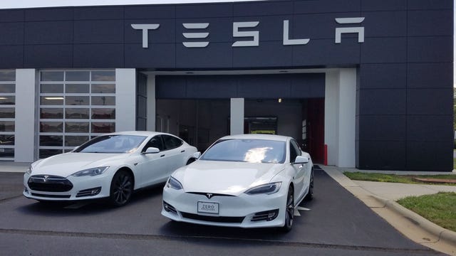 Watch a Tesla Model S P90D Run a Record-Breaking 10-Second 1/4 Mile