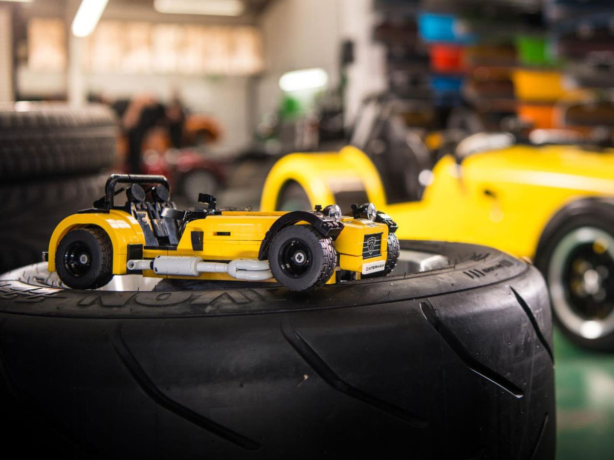 støj Mor Bugsering This LEGO Caterham 620R Has a Top Speed of Six MPH