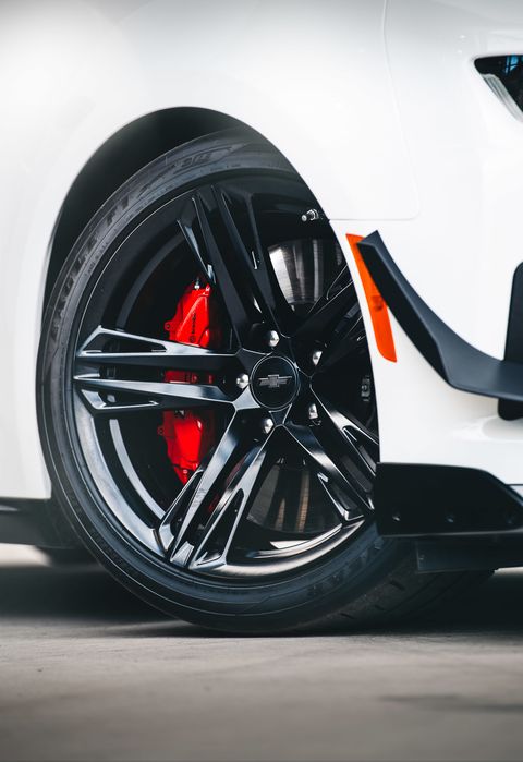 <p>The ZL1 1LE's wheel and tire package is massive. The 19 inch wheels up front are covered in 305 width Goodyear Eagle F1 Supercar tires. That expands to 20 inches and 325 width at the rear.</p>