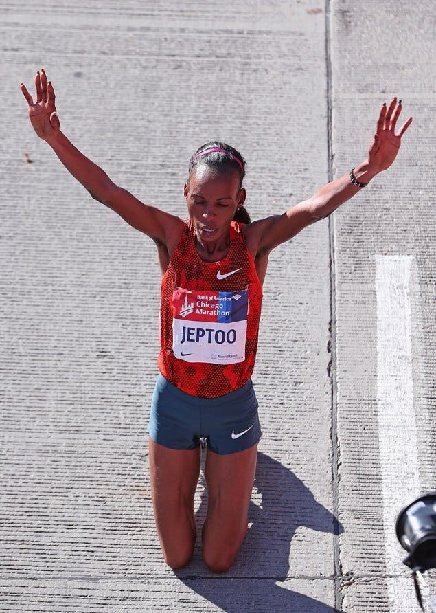 Mouth, Red, Endurance sports, Athlete, Running, Active shorts, Exercise, Gesture, Racing, sweatpant, 