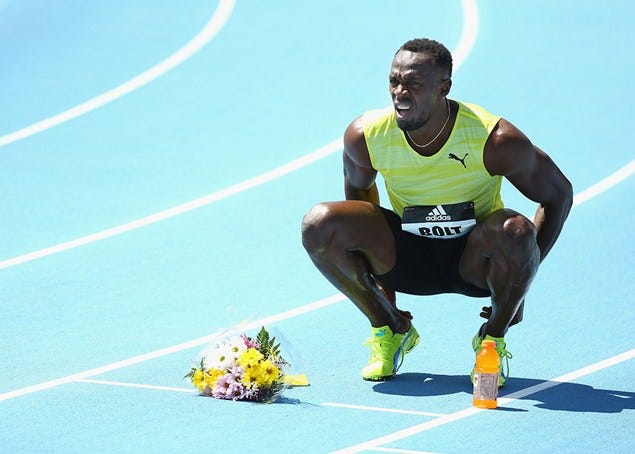 Sports uniform, Shoe, Track and field athletics, Sportswear, Human leg, Athletic shoe, Jersey, Joint, Mammal, Knee, 