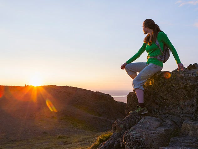 Sky, Happy, People in nature, T-shirt, Sunlight, Sunrise, Sunset, Sun, Heat, Knee, 