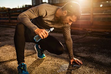 Leg, Human leg, Elbow, Knee, Sneakers, Outdoor shoe, Walking shoe, Active pants, sweatpant, Shadow, 