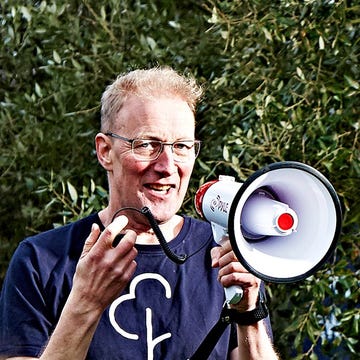 Megaphone, Glasses, Finger, Hand, T-shirt, Wrinkle, Bracelet, 