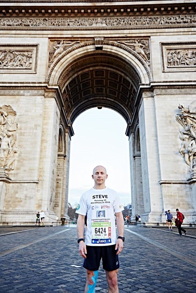 Architecture, Arch, Landmark, Running, Shorts, Active shorts, Endurance sports, Street fashion, World, Triumphal arch, 