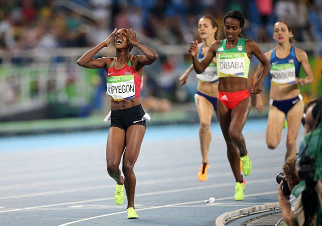 Sports uniform, Track and field athletics, Human leg, Sportswear, Endurance sports, Race track, Running, Racing, Competition event, Athlete, 