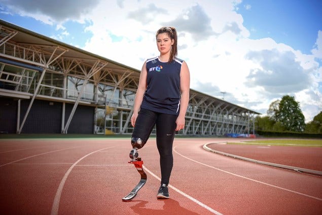 Trousers, Track and field athletics, Sport venue, Athletic shoe, Race track, Knee, Thigh, Sports, Sprint, Athlete, 