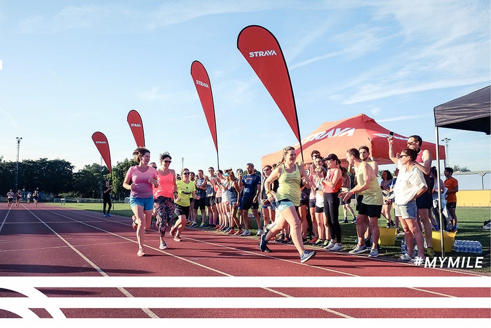Athletic shoe, Race track, Track and field athletics, Active shorts, Endurance sports, Tent, Crowd, Athlete, Individual sports, Sleeveless shirt, 