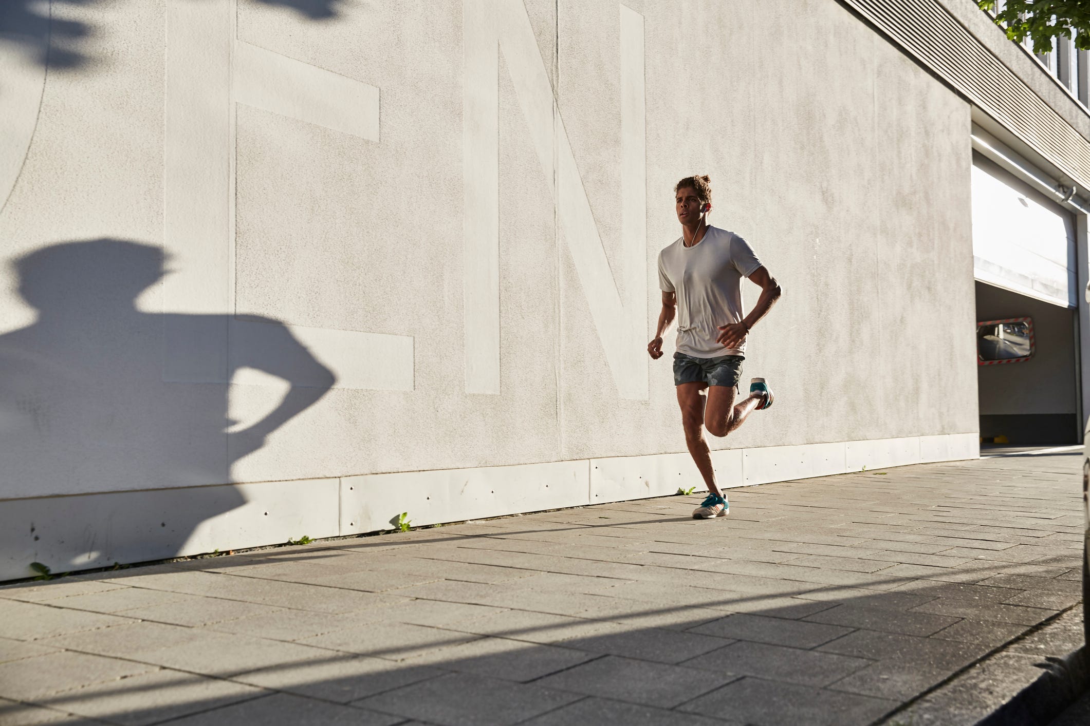Running, Wall, Shadow, Standing, Recreation, Jogging, Pedestrian, Photography, Exercise, Street, 