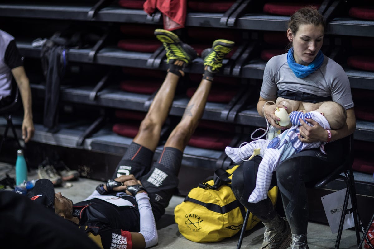 British Ultra Runner Sophie Power Defies Breastfeeding Stereotypes with Striking Image