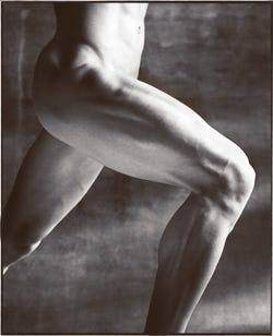 Shoulder, Human leg, Joint, Standing, Monochrome, Knee, Monochrome photography, Black-and-white, Muscle, Grey, 