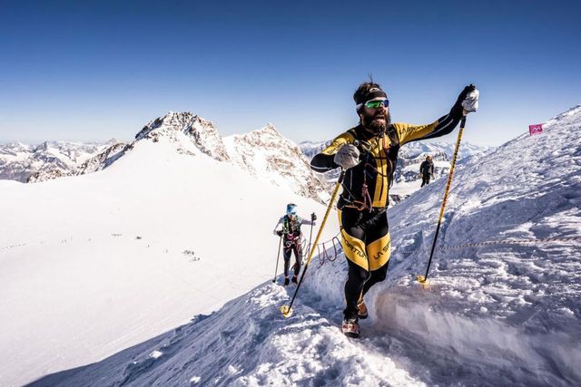 Per ragioni di sicurezza, alla Monte Rosa Skymarathon gli atleti gareggiano a coppie in cordata sul ghiacciaio ( )