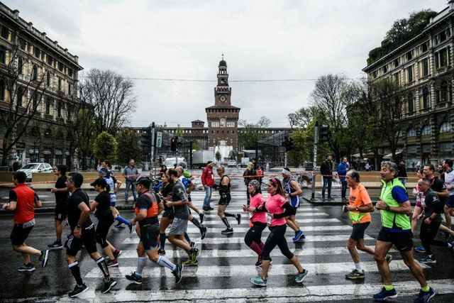 Il passaggio della Milano Marathon e Relay Marathon davanti al Castello Sforzesco