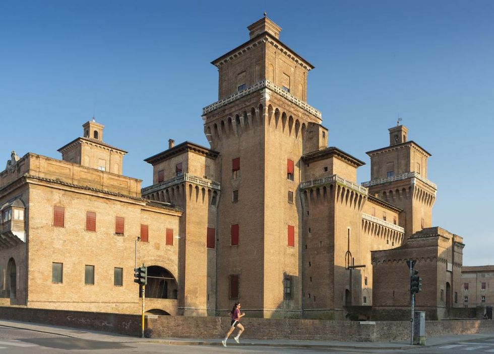 Il Castello Estense, nel cuore della città.
