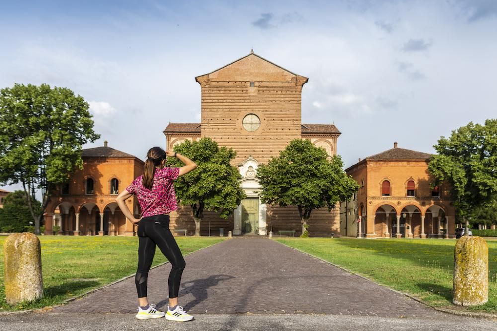 Irene ammira la chiesa dil San Cristoforo alla Certosa; progettata da Biagio Rossetti, presenta un’unica navata con sei cappelle laterali e conserva le opere dei Carracci, di Sebastiano Filippi e altri pittori ferraresi del Cinquecento. Foto Benini