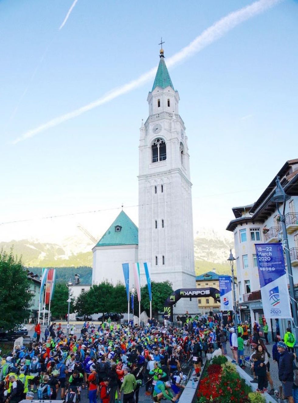 La partenza dal centro di Cortina d'Ampezzo del trail di 43 km, edizione 2019 -