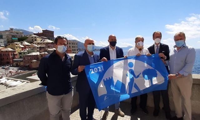 Recentemente l'olimpionico Maurizio Damilano (al centro), ha consegnato la Bandiera Azzurra al sindaco di Genova Marco Bucci e ai suoi collaboratori. Presente anche Carlo Rosiello, presidente FIDAL Liguria