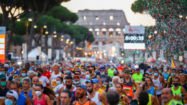 La partenza dell'Acea Run Rome The Marathon all'alba