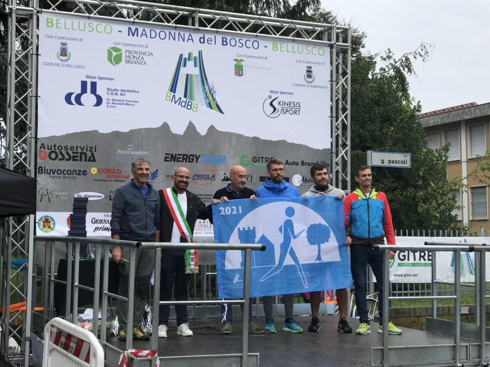 Consegna della Bandiera Azzurra da Maurizio Damilano (terzo da sinistra) al sindaco Mauro Colombo alle premiazioni della Bellusco-Madonna del Bosco-Bellusco.