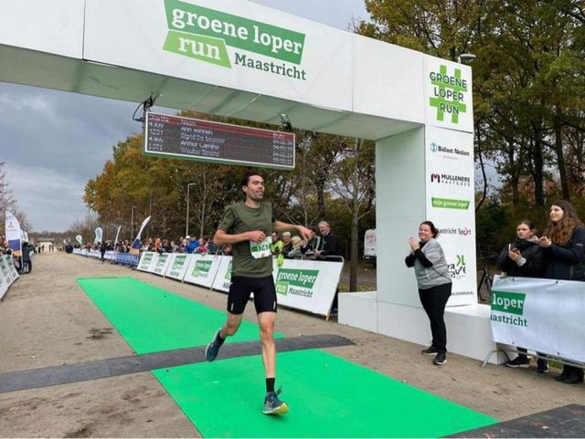 Tom Dumoulin al traguardo della Maastricht Groene Loper 10K Run