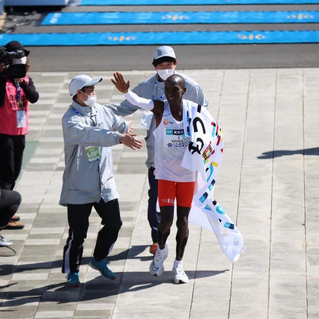 Eliud Kipchoge al traguardo della Tokyo Marathon ( )