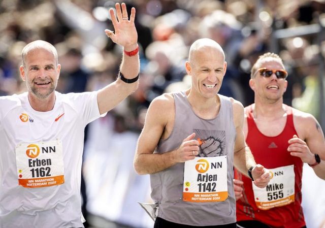 Arjen Robben e Erben Wennemars al traguardo della maratona di Rotterdam ( )