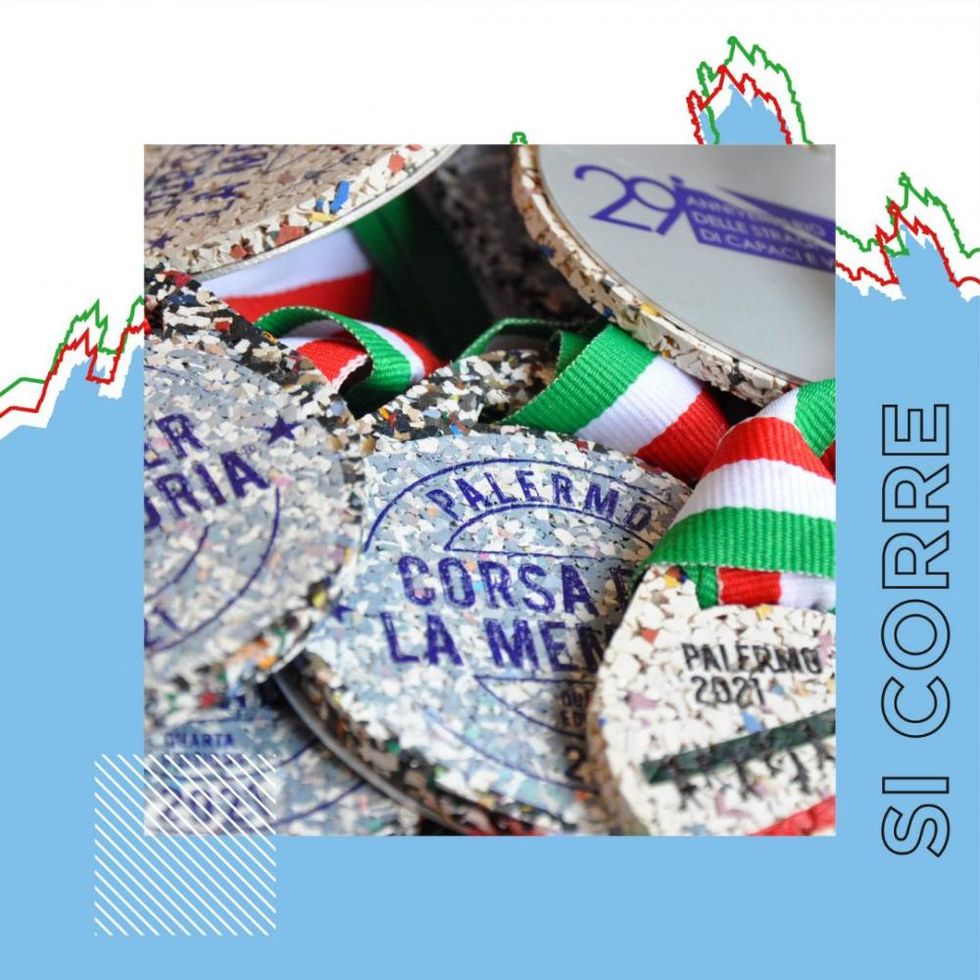 Le medaglie de La Corsa della Memoria realizzate in gomma riciclata da Esosport