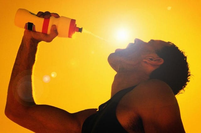 Acqua, sali minerali, bevande energizzanti... ma non solo Acqua, sali minerali, bevande energizzanti... ma non solo