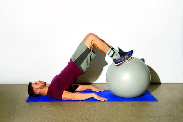 Un semplice lavoro di rafforzamento con la fitball può dare sollievo ai muscoli posteriori della coscia ( )