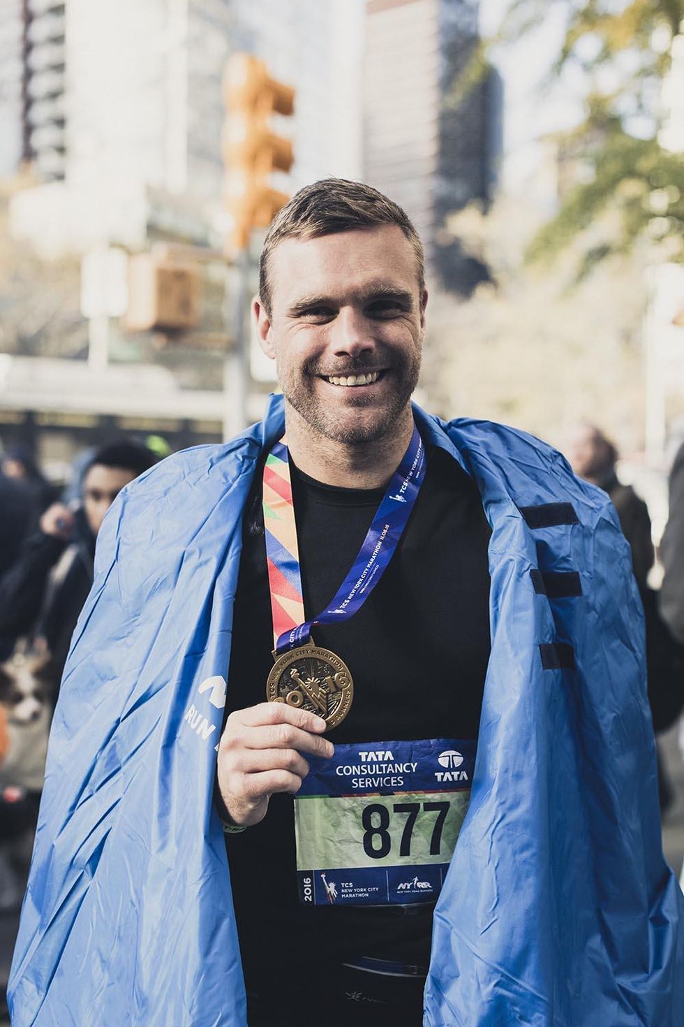 Nick Youngquest con la medaglia della New York City Marathon 2016