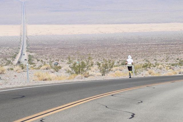Marco Bonfiglio durante l'attraversamento della Death Valley alla Badwater Ultramarathon