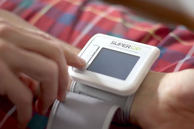 SuperOp il nuovo sistema per monitorare il proprio stato di forma costituito da un misuratore di pressione e frequenza cardiaca da polso, da un complesso algoritmo e da una semplice app