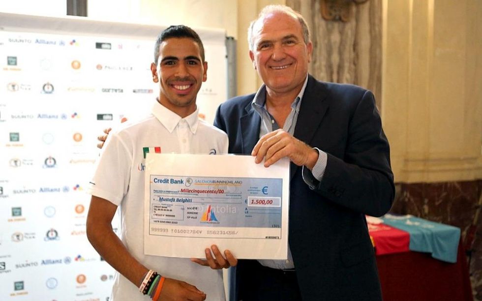 Mustafà Belghiti, giovane atleta della Nazionale Italiana, premiato con la borsa di studio da Oreste Perri, ex canoista Presidente del Comitato Regionale Lombardo del Coni ( )