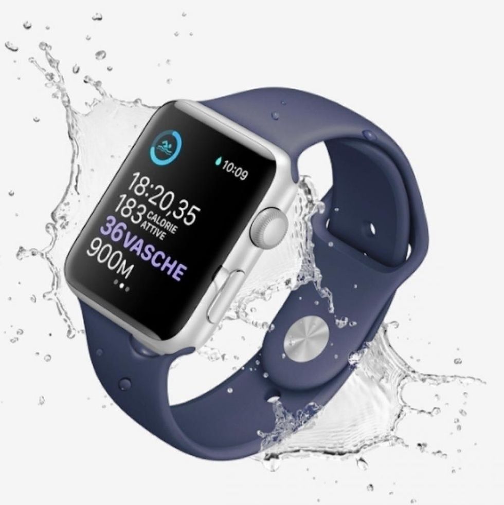 Apple Watch Series 3 può essere usato quando si eseguono attività in acque poco profonde (nuotare in piscina o in mare). Non è adatto per immersioni subacquee, sci acquatico o altre attività che comportano il contatto con acqua ad alta velocità o l'immersione in profondità
