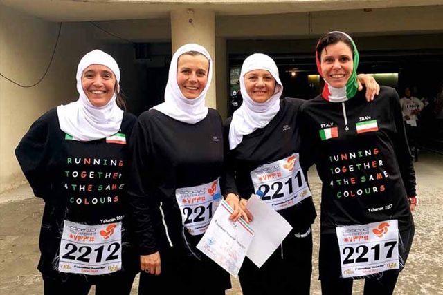 Le iraniane al via vogliono conoscerci, fanno domande, vogliono un selfie con le Italian Runners. Ci scambiamo numeri di telefono e indirizzi Facebook