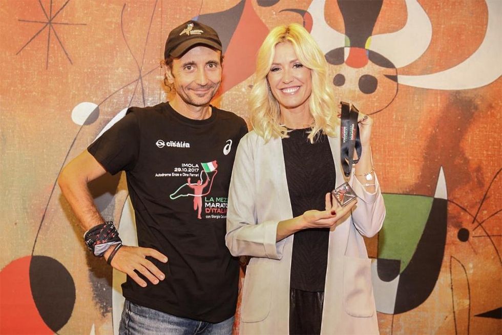 Giorgo Calcaterra e Marina Graziani, madrina dell'evento, presentano maglia e medaglia de La Mezza Maratona d'Italia
