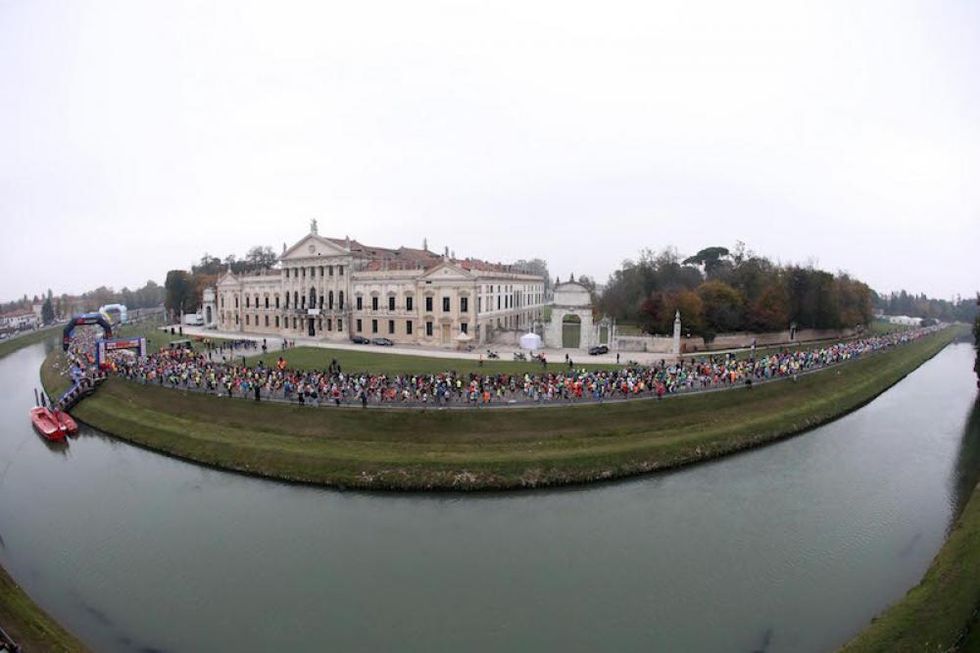 La partenza della 32^ Huawei Venicemarathon da Villa Pisani ( )