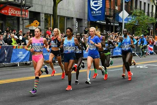 Sara Dossena in testa al gruppo all'ultima New York City Marathon ( )