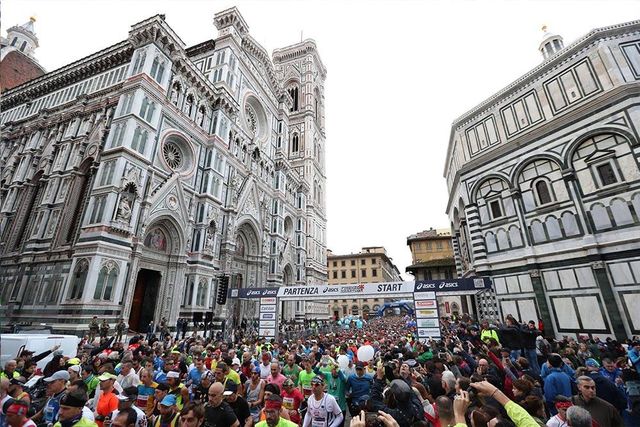 Saranno 10042 i partenti in Piazza del Duomo alla 34° edizione della Firenze Marathon